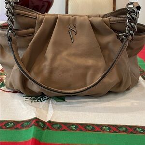 Simply Vera Vera Wang Tan Shoulder Bag. Gunmetal chain strap. Clean inside. EUC